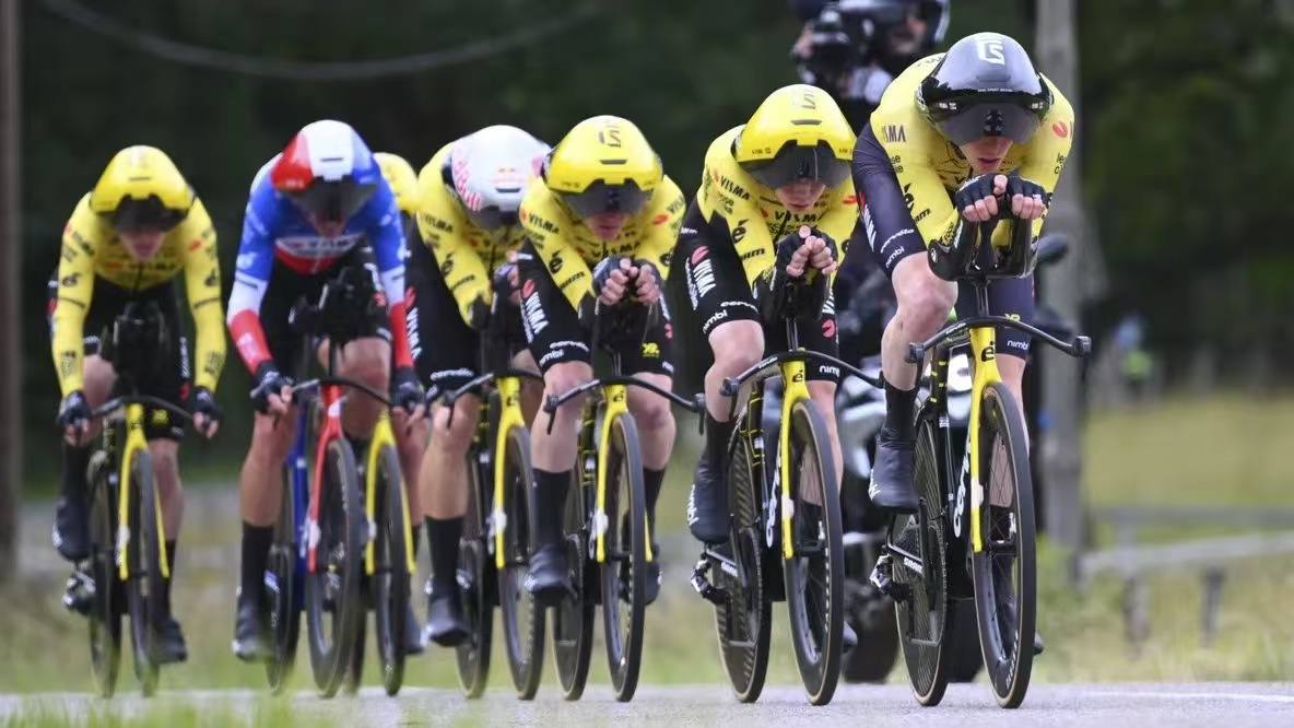 De ploegentijdrit van de Tour de Dauphiné: Teamgeest, overwinning of nederlaag op een haar na
